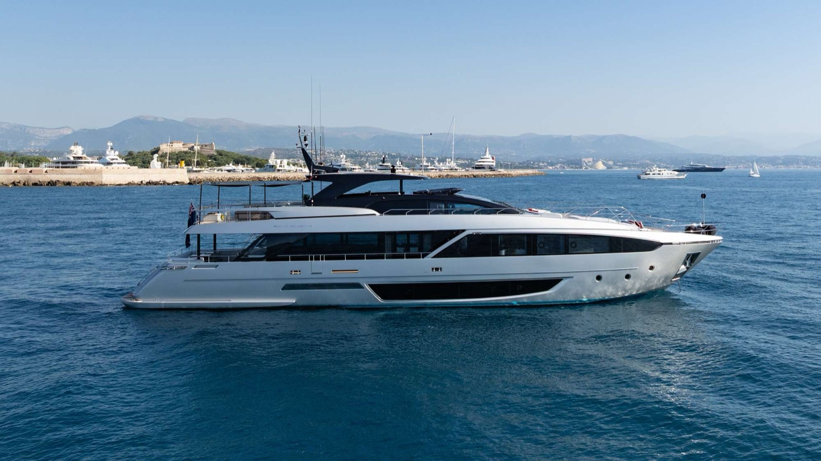 BELLA DONNA, motor yacht, cruising at sea