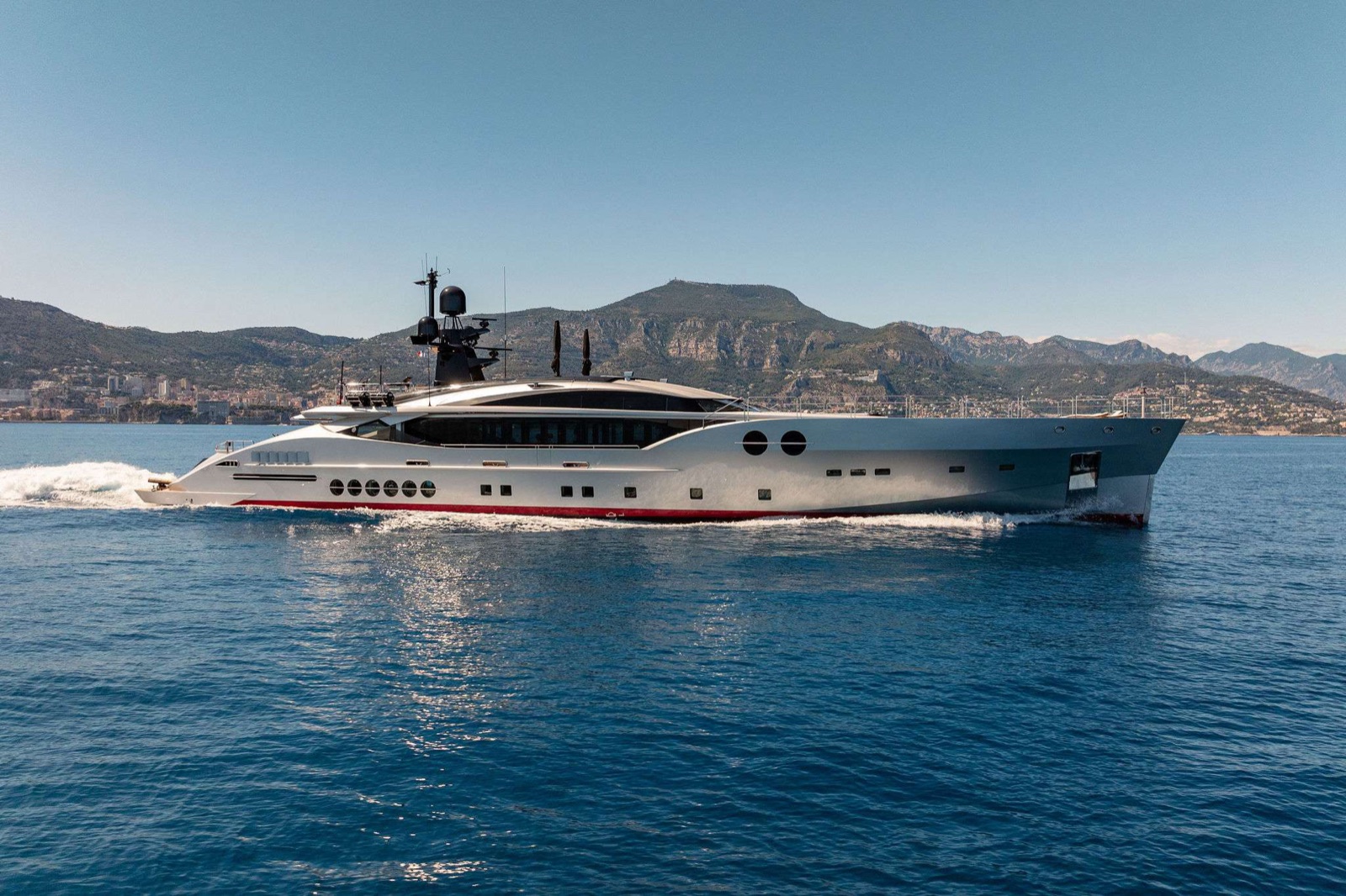 DB9, motor yacht, cruising at sea