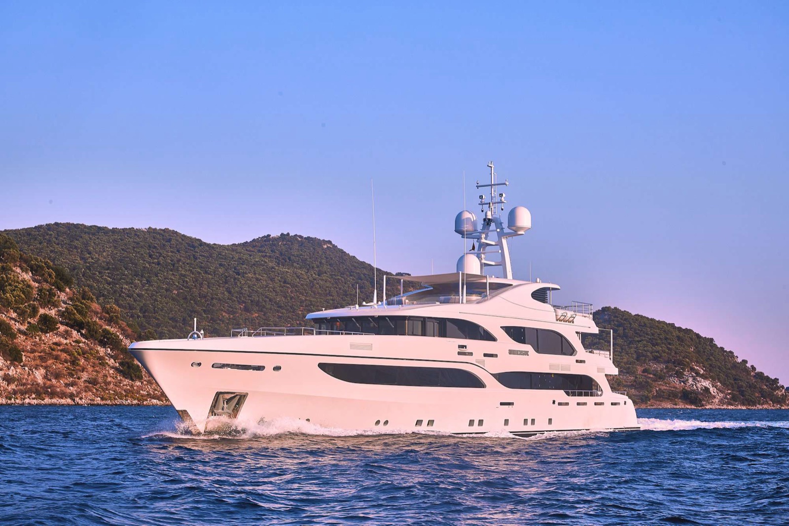 IMMERSIVE, motor yacht, cruising at sea