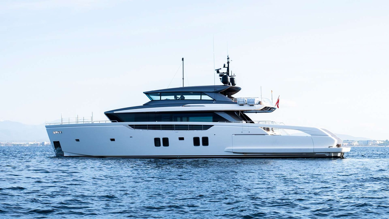 ON TIME, motor yacht, cruising at sea