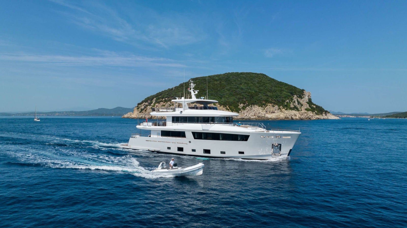 SABAI, motor yacht, cruising at sea