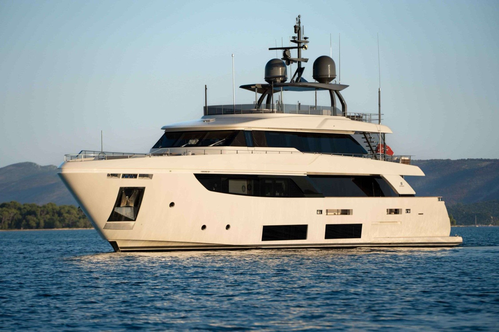 SK, motor yacht, cruising at sea